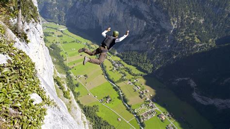 nackt fallschirmspringen|Schweiz: Basejumperin springt völlig nackt in die Tiefe